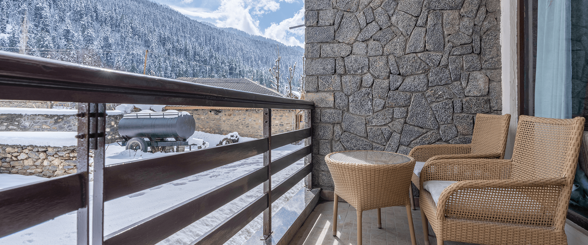Balcony-facing deluxe room at Heevan Villas Sonmarg